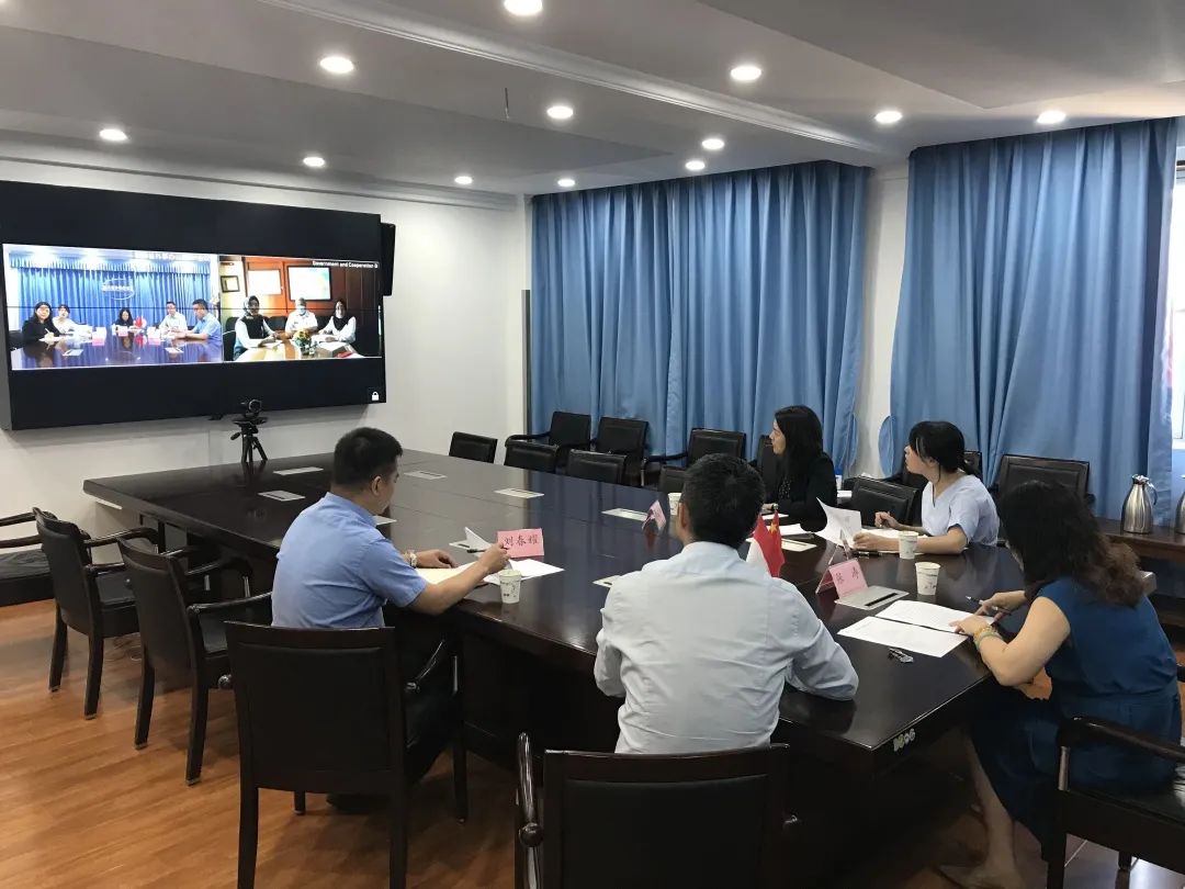 与西爪哇省政府事务及合作局局长潘卡帕纳交换意见.jpg