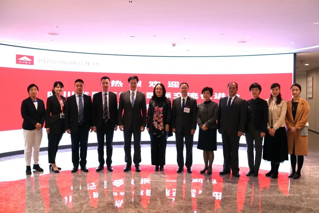 博览集团展厅合影留念.jpg